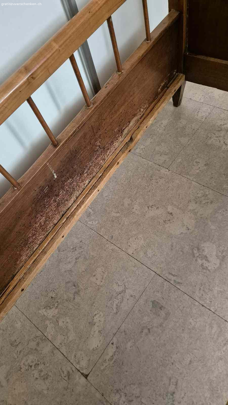 Kinderbett ca 19 Jahrhundert. Antik
Muss restauriert werden

Darf zu jemandem weiterziehen der Freude daran hat.