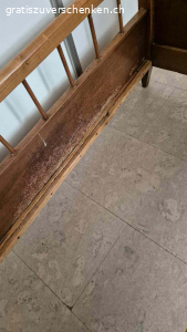 Kinderbett ca 19 Jahrhundert. Antik
Muss restauriert werden

Darf zu jemandem weiterziehen der Freude daran hat.