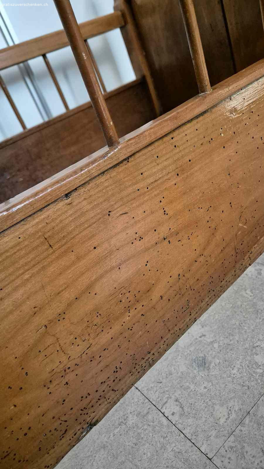 Kinderbett ca 19 Jahrhundert. Antik
Muss restauriert werden

Darf zu jemandem weiterziehen der Freude daran hat.