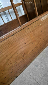 Kinderbett ca 19 Jahrhundert. Antik
Muss restauriert werden

Darf zu jemandem weiterziehen der Freude daran hat.