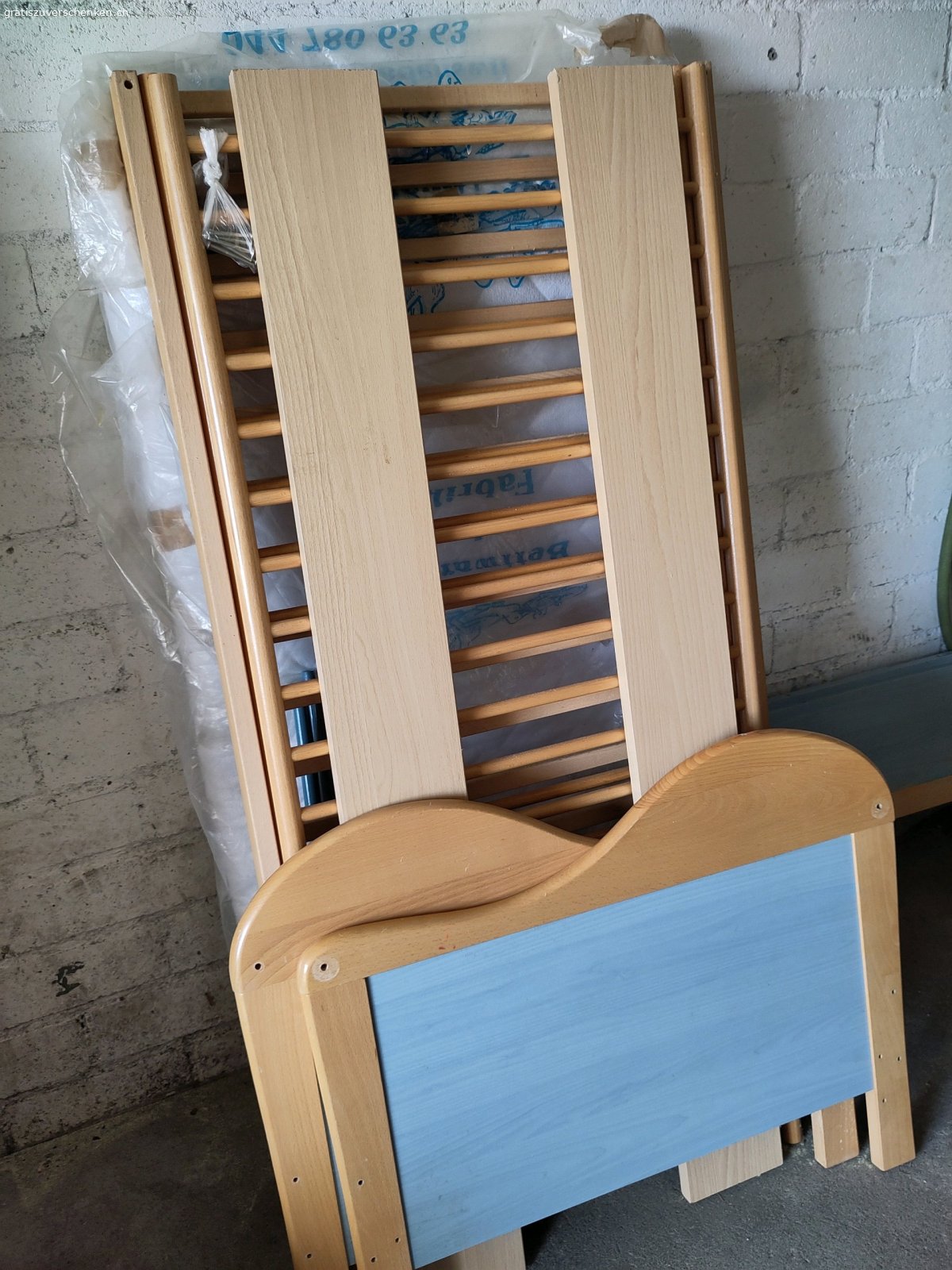 Kinderbettchen. Hübsches Kinderbettchen, mit Rollen, herausnehmbaren Gitterstäben, sucht neues zuhause und freut sich auf ein Baby, Kind, welches in ihm schön träumt.
Unser Mädel hat's geliebt!
Es hat leichte Gebrauchsspuren, und ein paar Schrauben fehlen.