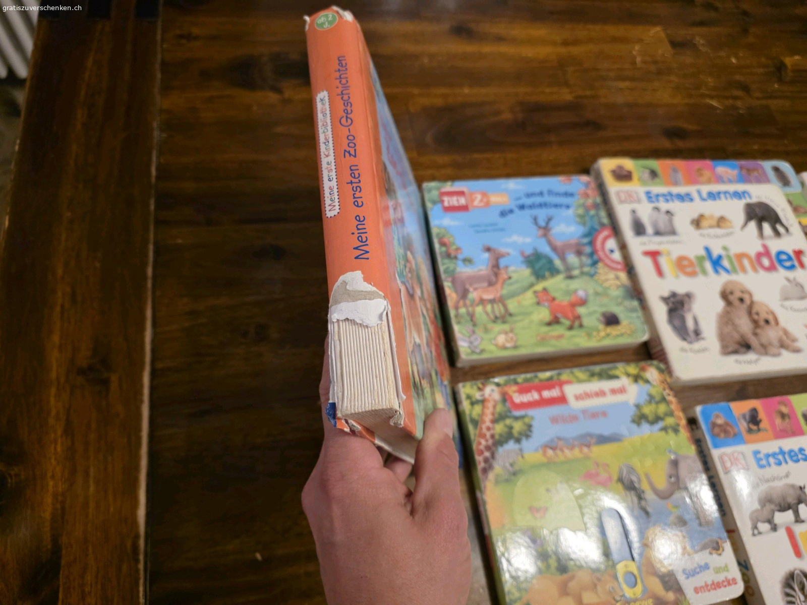 Kinderbücher. Kinderbücher und Domino zu verschenken
die Bücher haben teils starke Gebrauchsspuren, da meine Kinder sie liebten
Wird nur als Packet abgegeben, KEINE Einzel Abgabe
Es werden nur Emails beachtet, welche Datum und Uhrzeit fürs Abholen beim Erstkontakt mitteilen
Bitte kontrolliert euer Spam, vermutlich landet meine Antwort dort.
besten Dank
Nur Abholung möglich