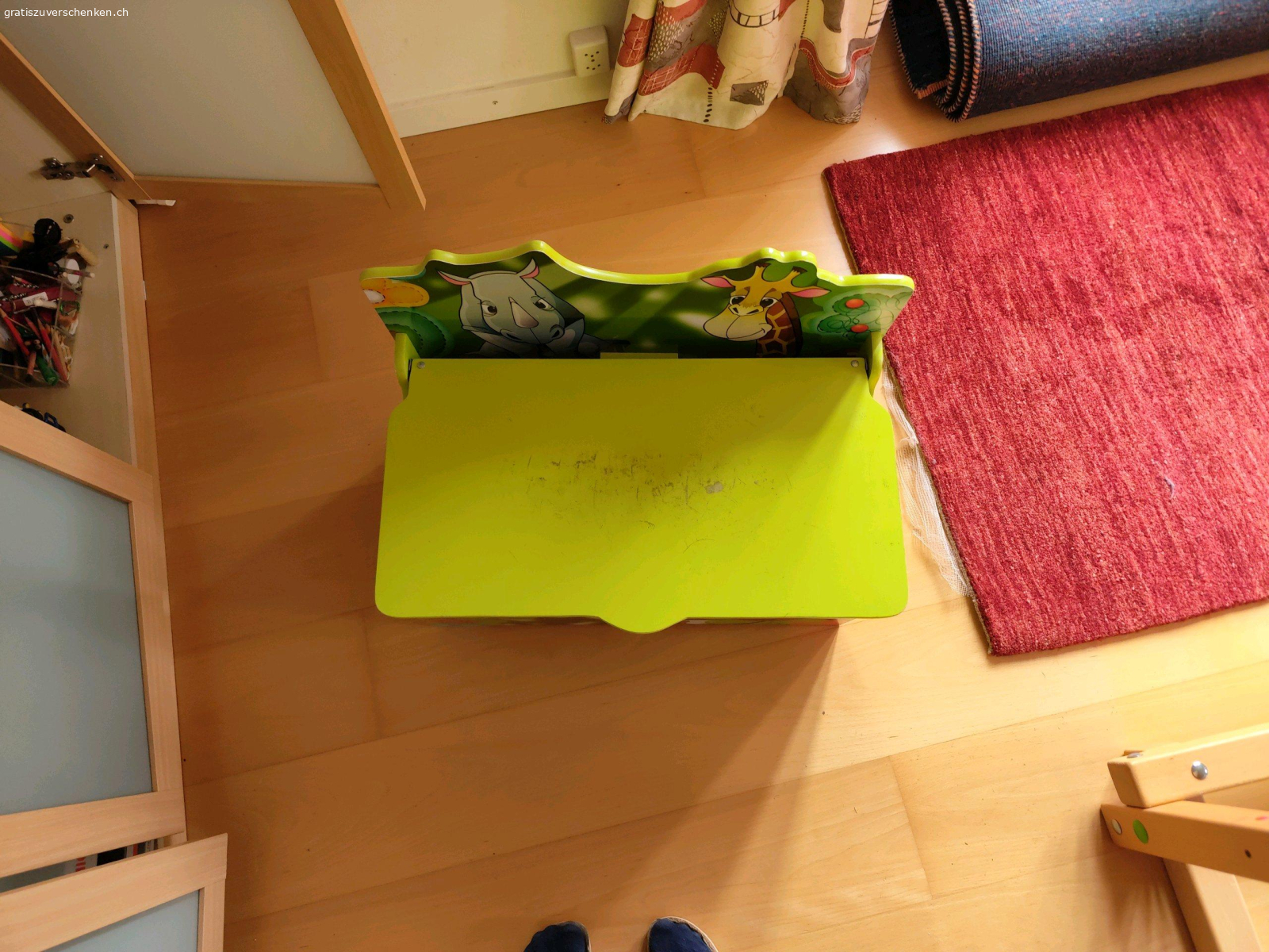 Kinderholztruhe. eine Kinderholztruhe zu Verschenken. Hat eine Beschädigung an der Sitzoberfläche. Genaues siehe Bilder.
Kommt aus Tier und Rauchfreiem Haushalt