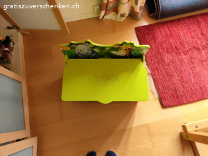 Kinderholztruhe. eine Kinderholztruhe zu Verschenken. Hat eine Beschädigung an der Sitzoberfläche. Genaues siehe Bilder.
Kommt aus Tier und Rauchfreiem Haushalt