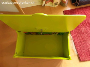 Kinderholztruhe. eine Kinderholztruhe zu Verschenken. Hat eine Beschädigung an der Sitzoberfläche. Genaues siehe Bilder.
Kommt aus Tier und Rauchfreiem Haushalt