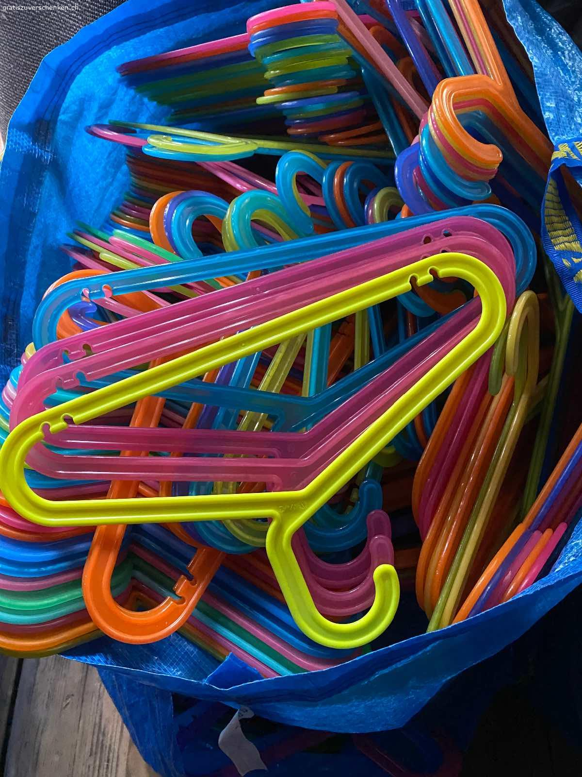 Kinderkleiderbügel. Farbige Kinderkleiderbügel, werden auf Wunsch auch versandt gegen Übernahme des Portos!