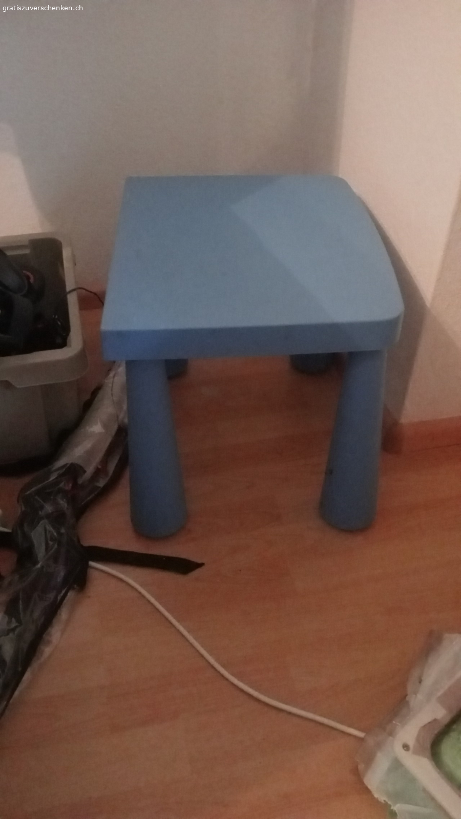 Kindertisch. Ein paar Gebrauchsspuren, sonst stabil für Kleinkinder. 
Nur Abholung