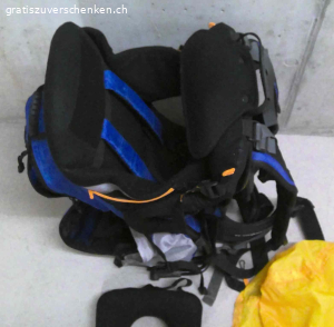 Kindertragerucksack. Gebrauchter Kindertragerucksack von B-Square inkl. kleinem abnehmbaren Kinderrucksack, Sonnenschutz und abnehmbarer Nackenstütze gratis gegen Abholung abzugeben.
