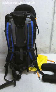 Kindertragerucksack. Gebrauchter Kindertragerucksack von B-Square inkl. kleinem abnehmbaren Kinderrucksack, Sonnenschutz und abnehmbarer Nackenstütze gratis gegen Abholung abzugeben.