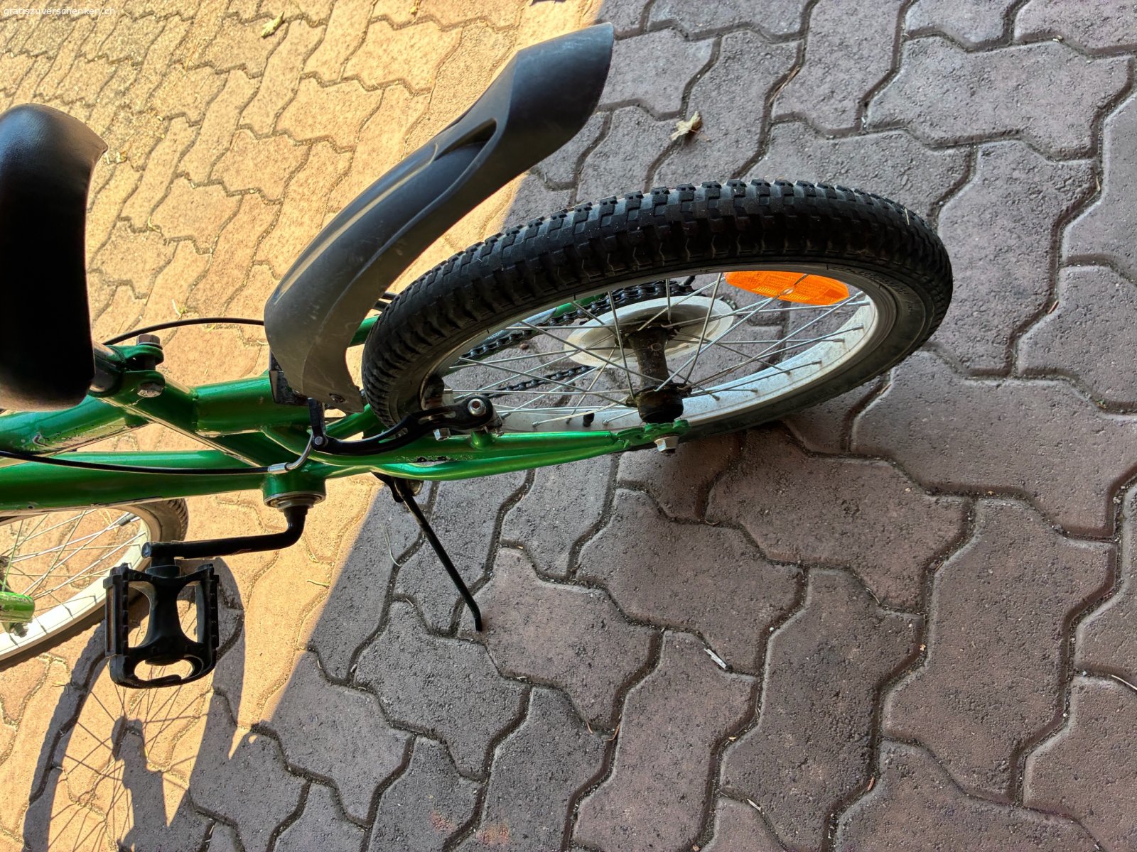 Kindervelo, grün. Reifen müssen aufgepumpt oder evt. ersetzt werden