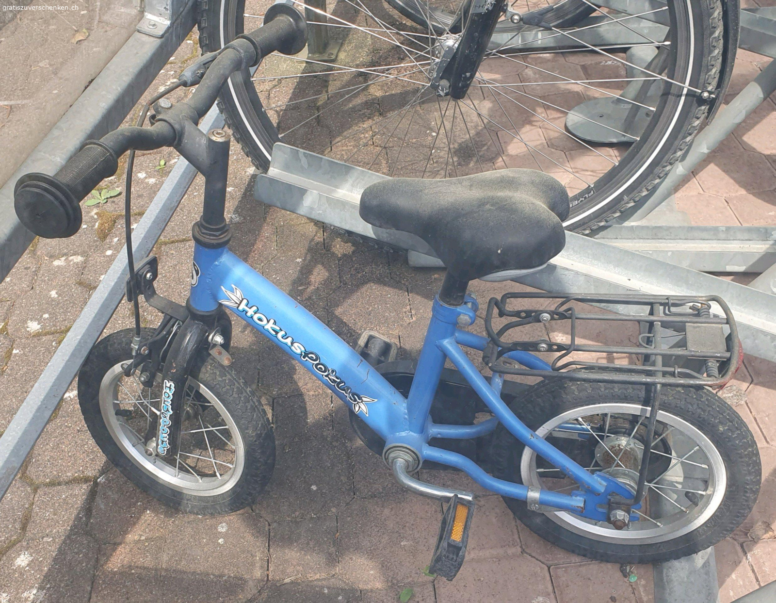 Kindervelo zu verschenken. Gebrauchter Kindervelo mit Gebrauchsspuren zu verschenken.
Die Bremse vorne ist defekt und muss ersetzt werden.
Auf Wunsch mit Stützräder dazu.