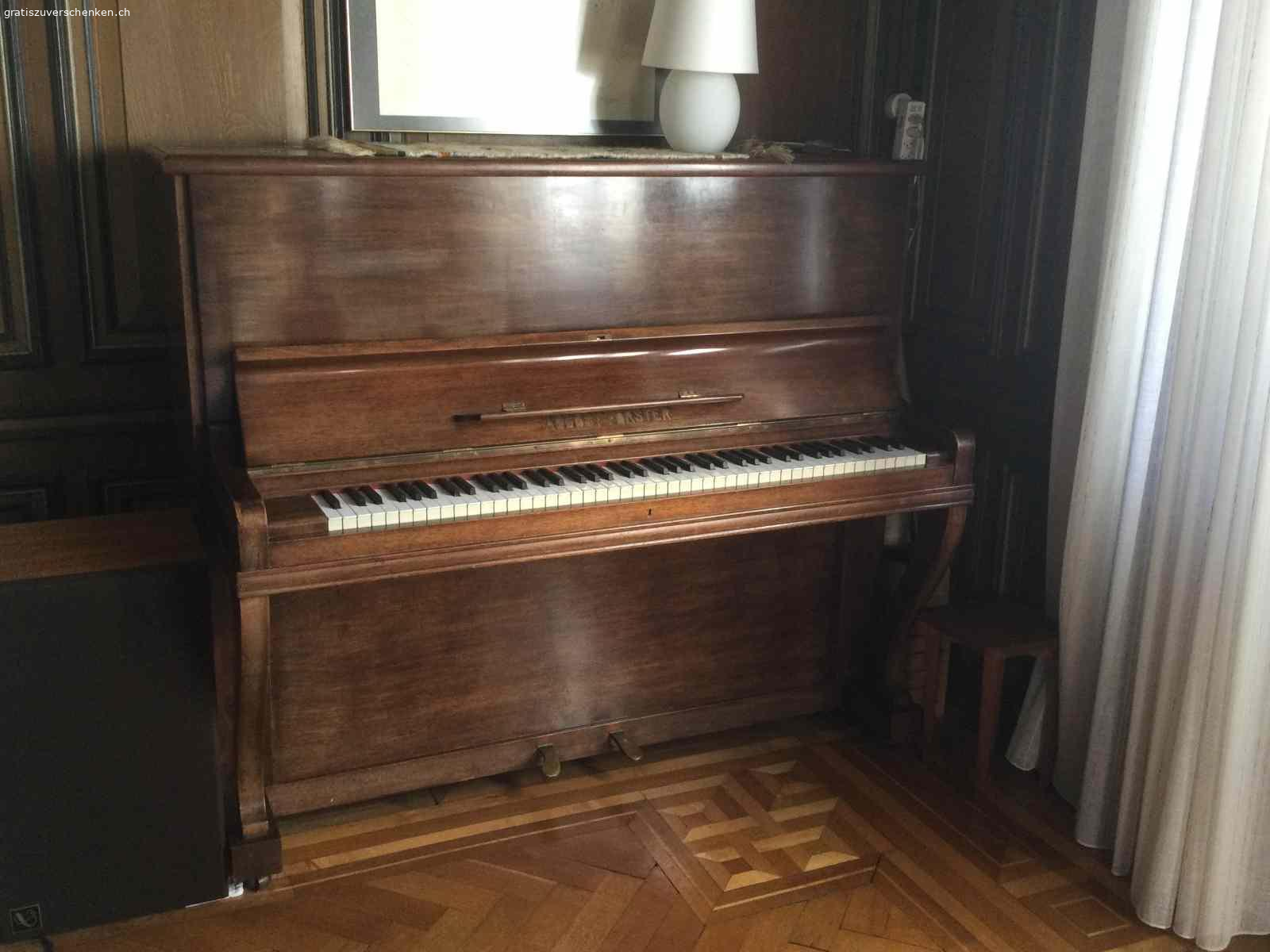 Klavier Arnold Forster zu verschenken. Dieses Klavier ist seit fast 50 Jahren in unserer Familie und unsere Kinder haben es oft gespielt, weil der Klang sehr schön und rund ist.