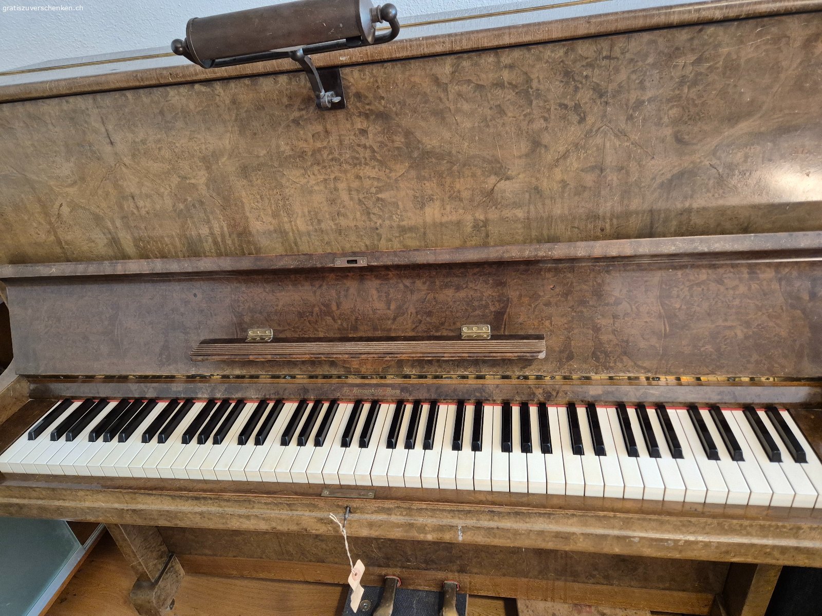 Klavier mit Hocker Sabel Krommpholz Bern. Gebrauchtes Klavier in Braun.

Das Instrument ist funktionsfähig, weist aber sichtbare Gebrauchsspuren auf.

Das Gehäuse ist etwas abgenutzt.

Die Tasten und das Pedal sind auf den Bildern gut ersichtlich.

Nähere Details entnehmen Sie bitte den Fotos.



Das Klavier ist über ca.30 Gartenstufen erreichbar und kann aus einem Fenster entnommen werden.