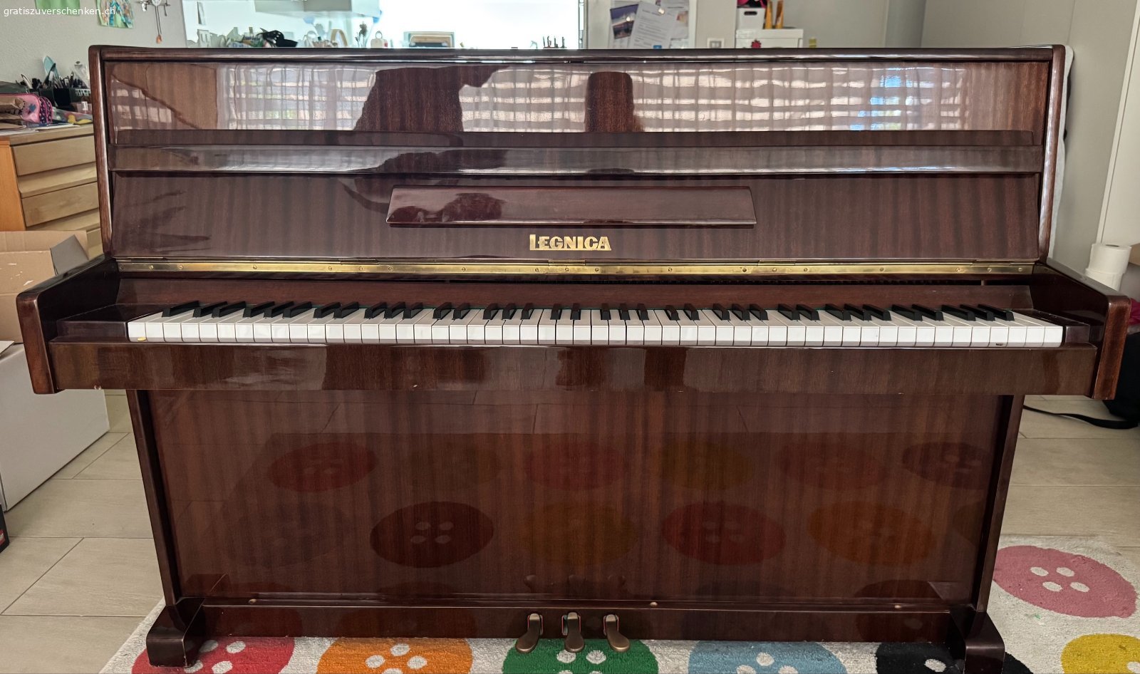 Klavier zu verschenken (Marke LEGNICA). Wir verschenken unser LEGNICA Klavier (ca. aus den 80er Jahren).
Es hat Gebrauchsspuren (kleine Kratzer) funktioniert aber einwandfrei. 
Das Klavier muss einfach wieder gestimmt werden.
Es kann in 4132 Muttenz angeschaut und abgeholt werden.