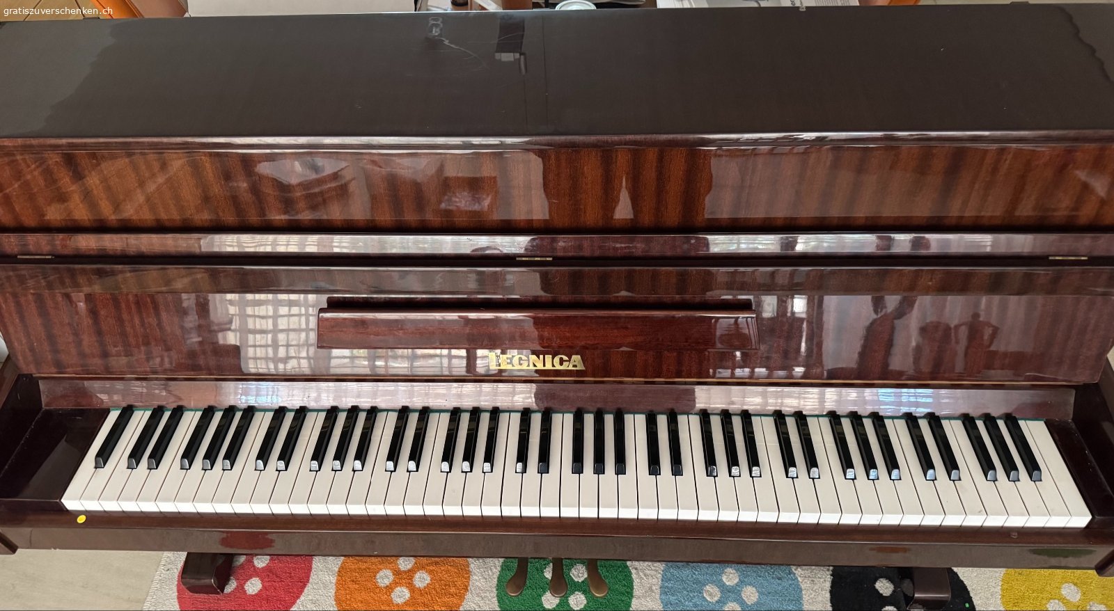 Klavier zu verschenken (Marke LEGNICA). Wir verschenken unser LEGNICA Klavier (ca. aus den 80er Jahren).
Es hat Gebrauchsspuren (kleine Kratzer) funktioniert aber einwandfrei. 
Das Klavier muss einfach wieder gestimmt werden.
Es kann in 4132 Muttenz angeschaut und abgeholt werden.
