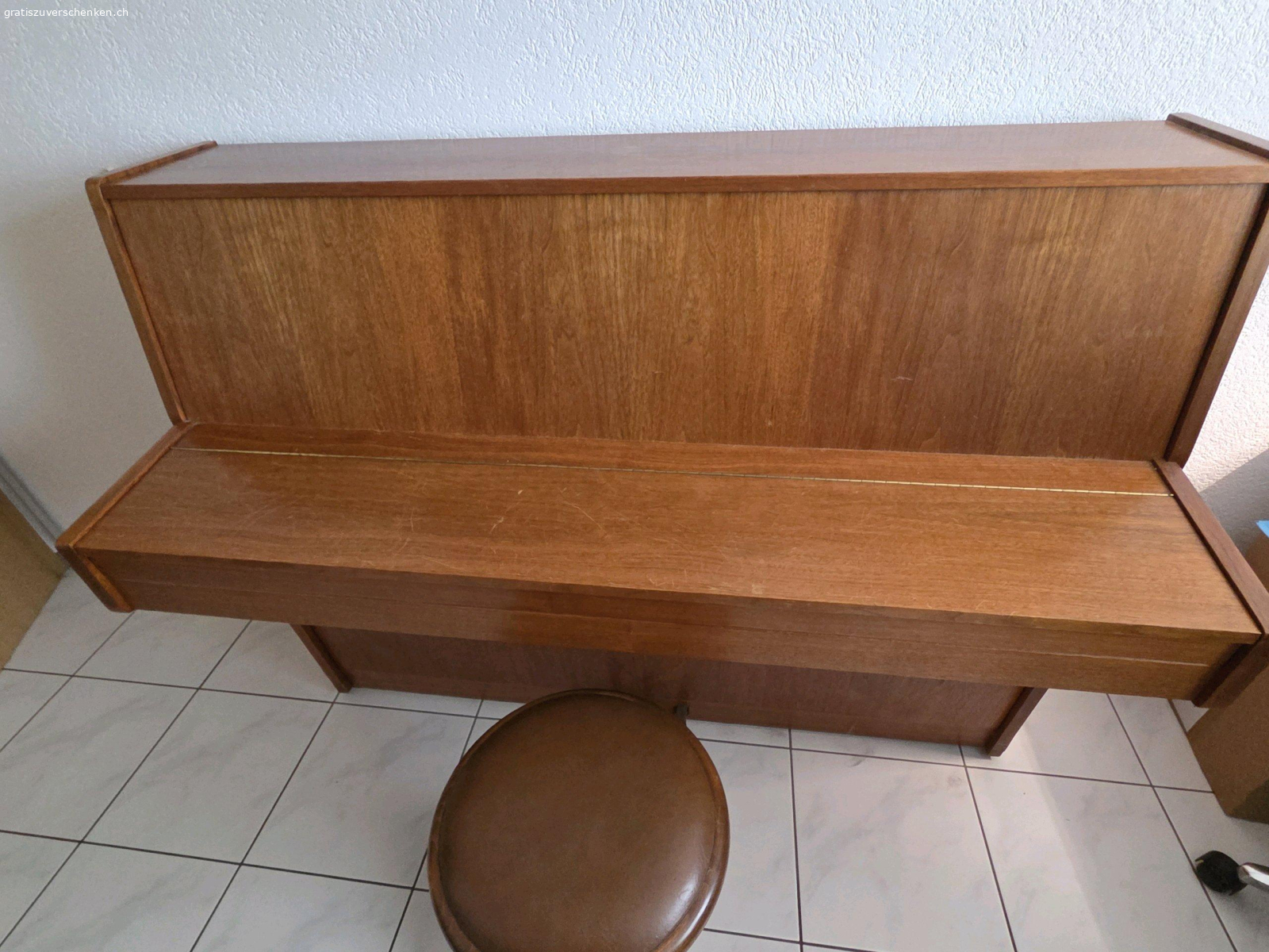 Klavier zu verschenken. Gut erhaltenes Klavier der Marke Klug&Sperl zu verschenken. Das Klavier wurde bereits länger nicht gestimmt, tönt aber nach wie vor sehr schön. Genaue Adresse wird nach erstem Kontakt bekannt gegeben.