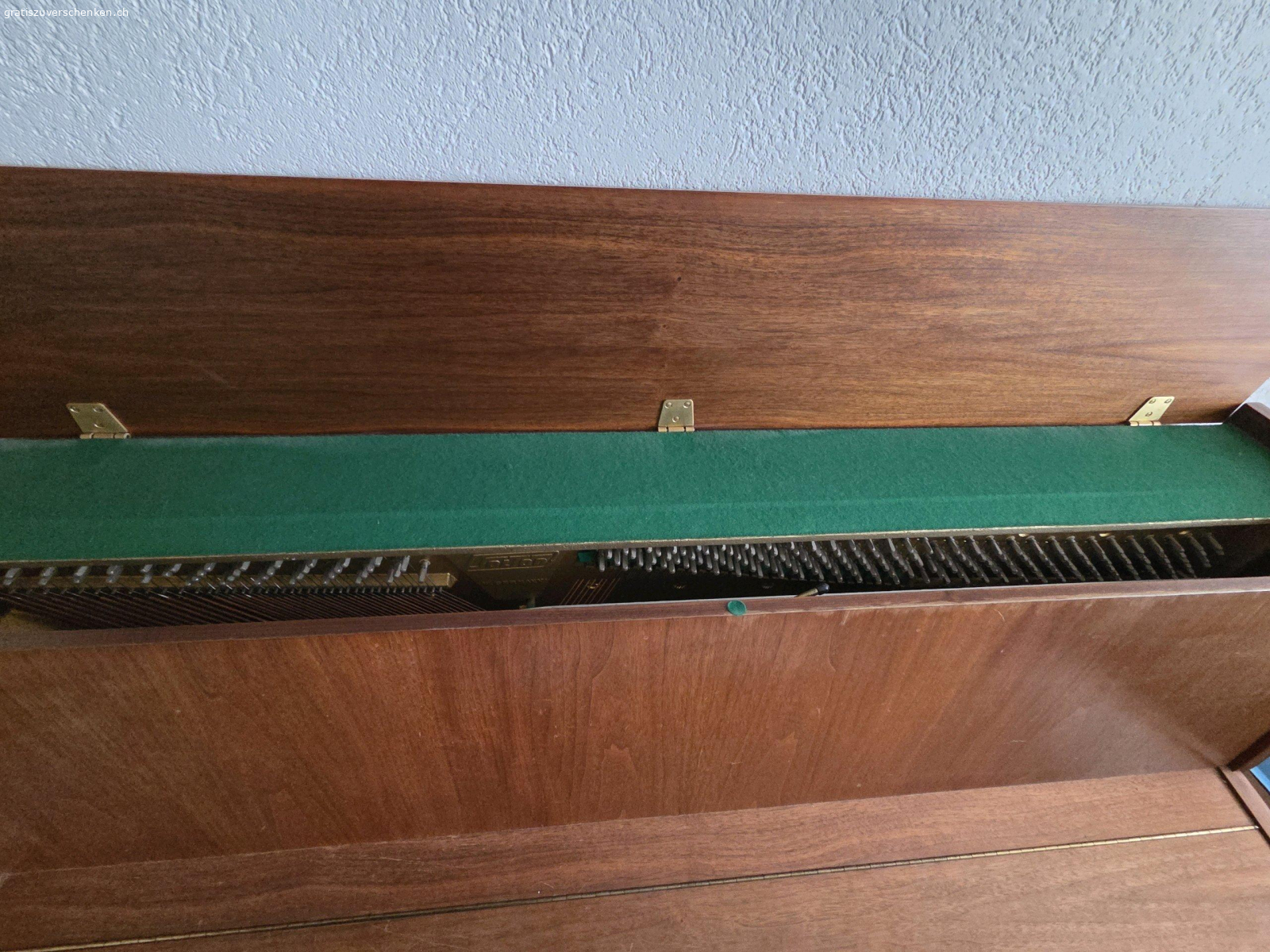 Klavier zu verschenken. Gut erhaltenes Klavier der Marke Klug&Sperl zu verschenken. Das Klavier wurde bereits länger nicht gestimmt, tönt aber nach wie vor sehr schön. Genaue Adresse wird nach erstem Kontakt bekannt gegeben.