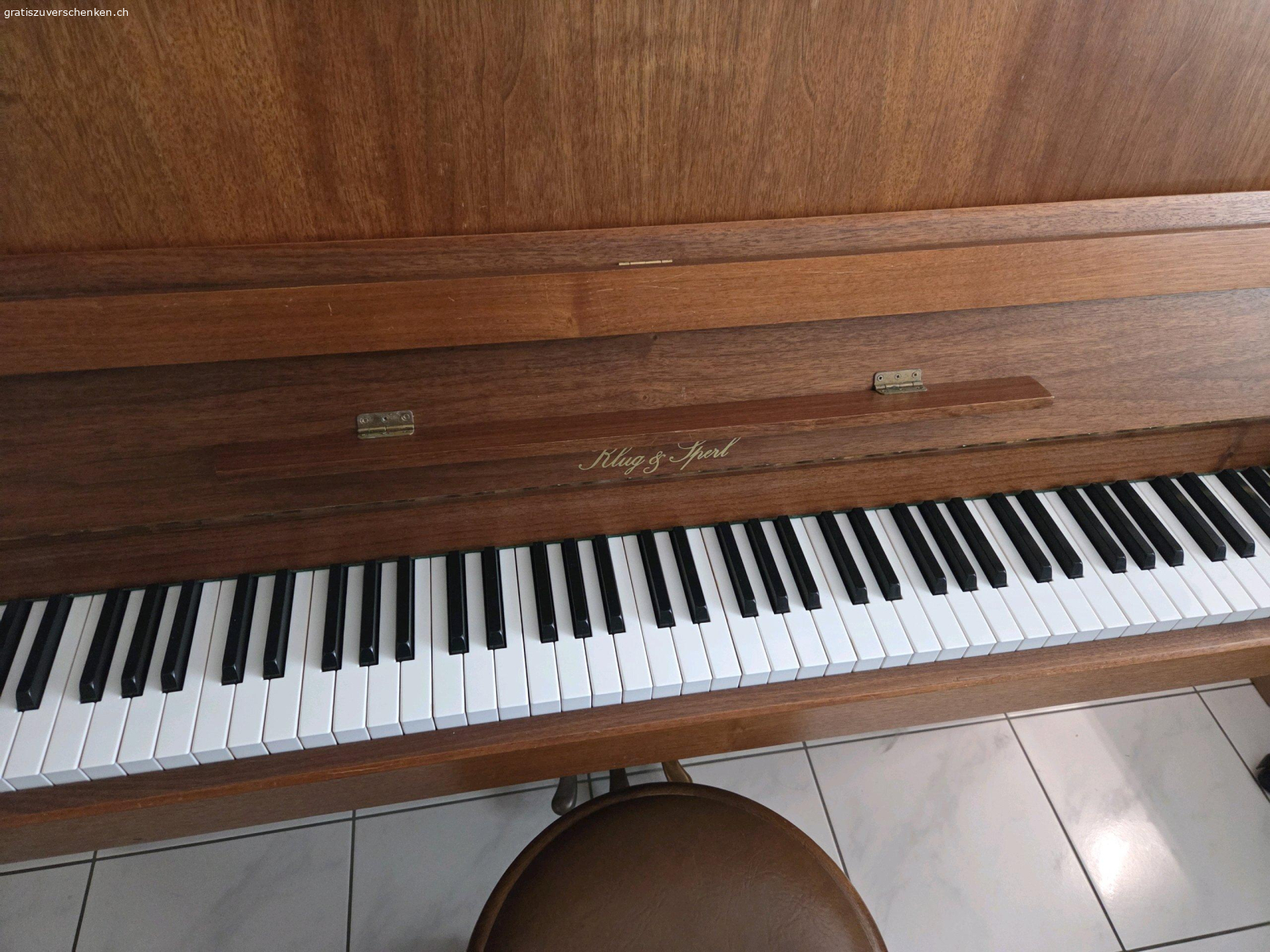 Klavier zu verschenken. Gut erhaltenes Klavier der Marke Klug&Sperl zu verschenken. Das Klavier wurde bereits länger nicht gestimmt, tönt aber nach wie vor sehr schön. Genaue Adresse wird nach erstem Kontakt bekannt gegeben.