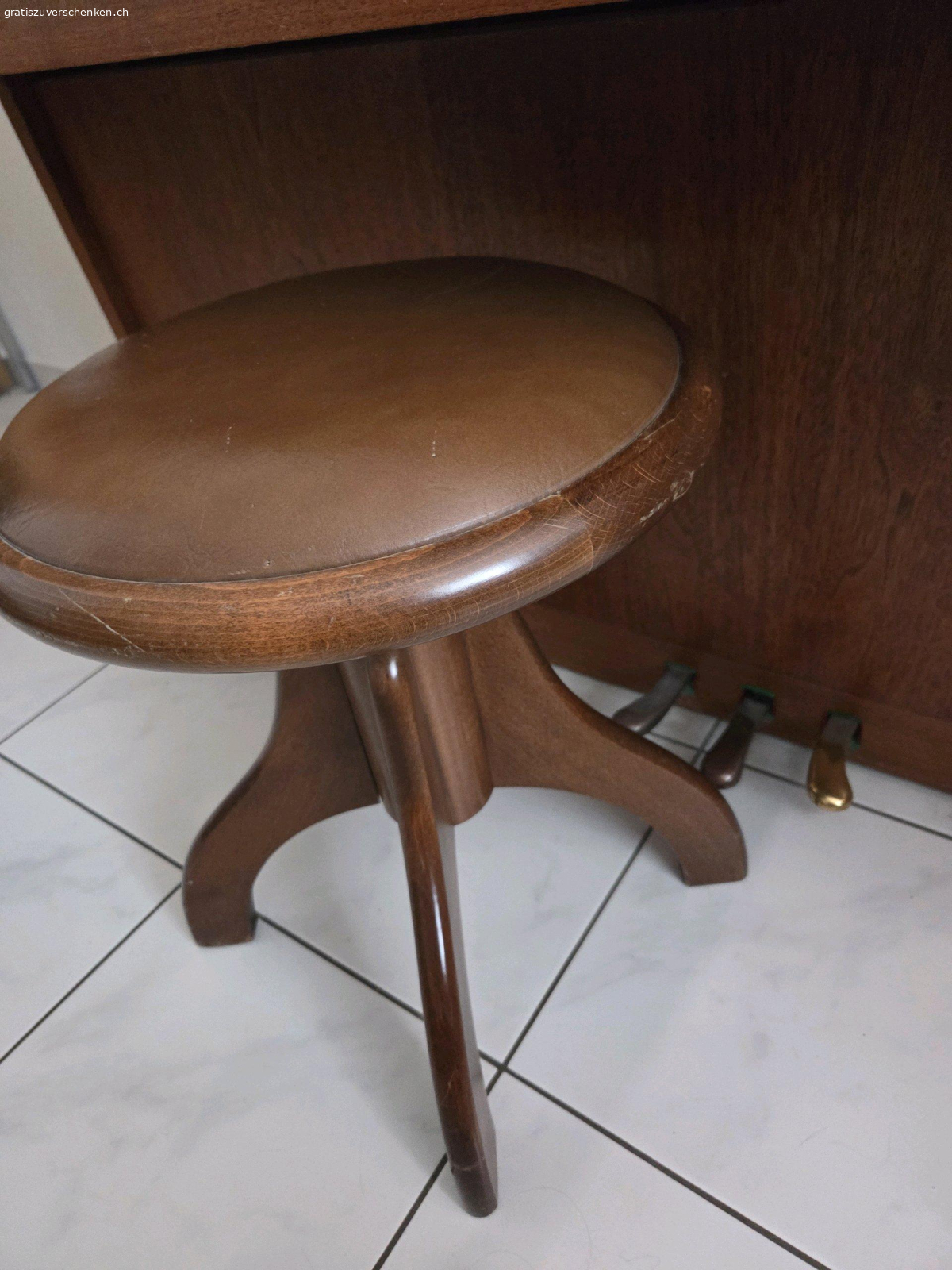 Klavier zu verschenken. Gut erhaltenes Klavier der Marke Klug&Sperl zu verschenken. Das Klavier wurde bereits länger nicht gestimmt, tönt aber nach wie vor sehr schön. Genaue Adresse wird nach erstem Kontakt bekannt gegeben.