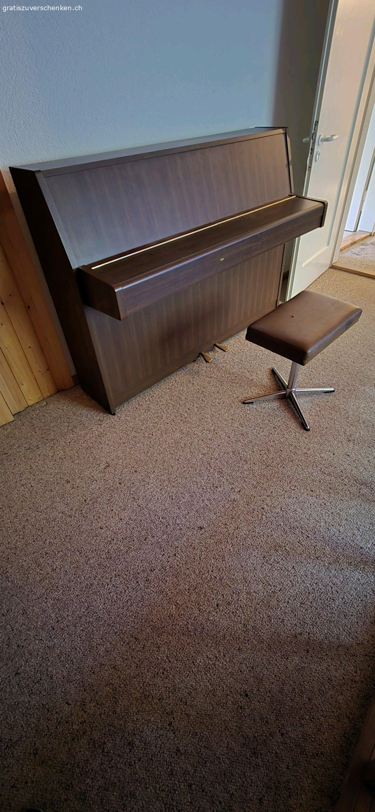 Klavier. Gut erhaltenes Klavier zu verschenken. Muss abgeholt werden.