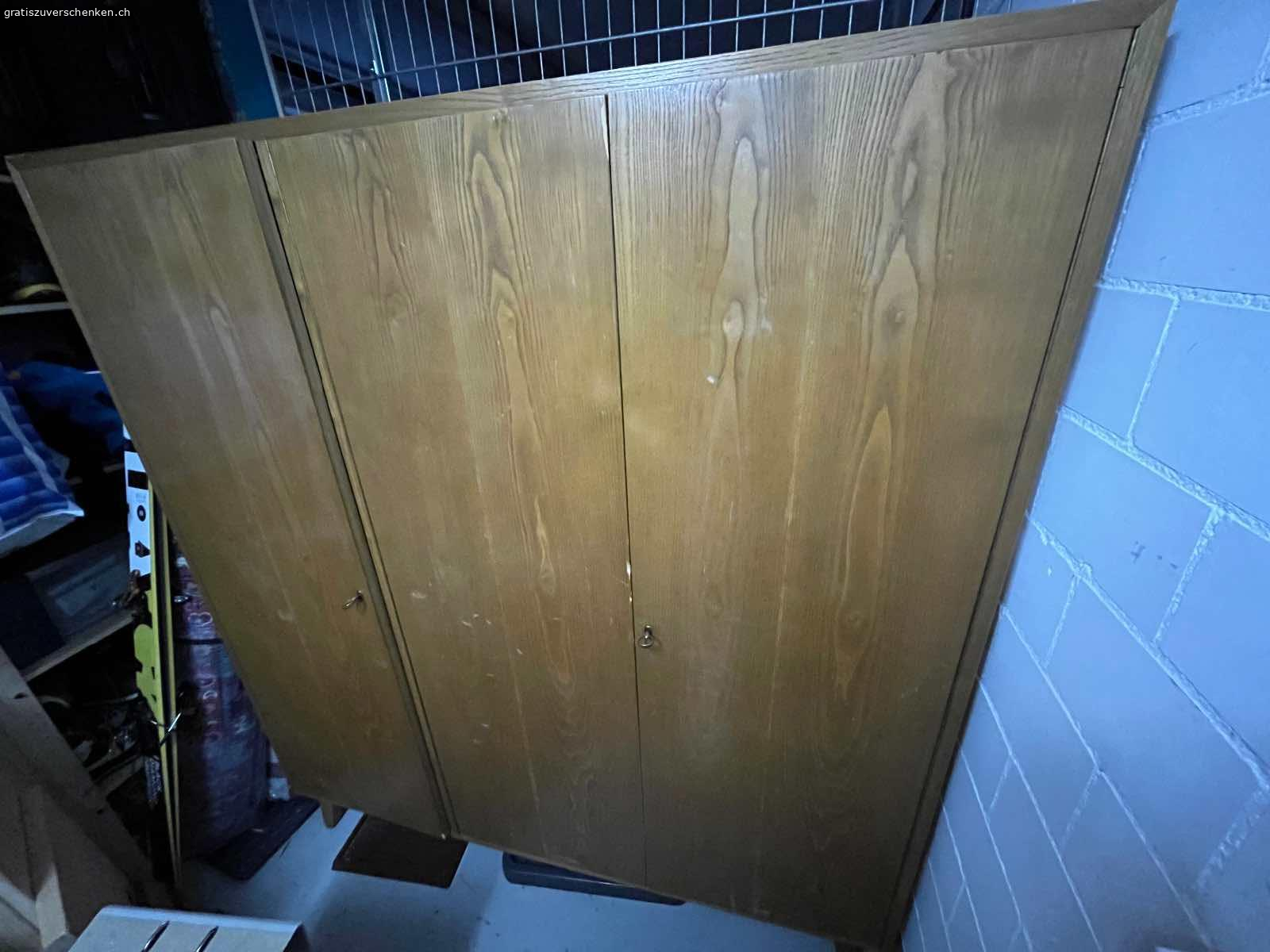 Kleiderkasten Holz. Kleiderkasten aus Holz, ganz aber gebraucht, vollständig demontierbar, mit 5 kleinen und 1 grossen Tablare plus Kleiderstange. H x L x B = 170 x 155 x 55 (cm). Ist zerlegt und muss abgeholt werden in Stäfa.