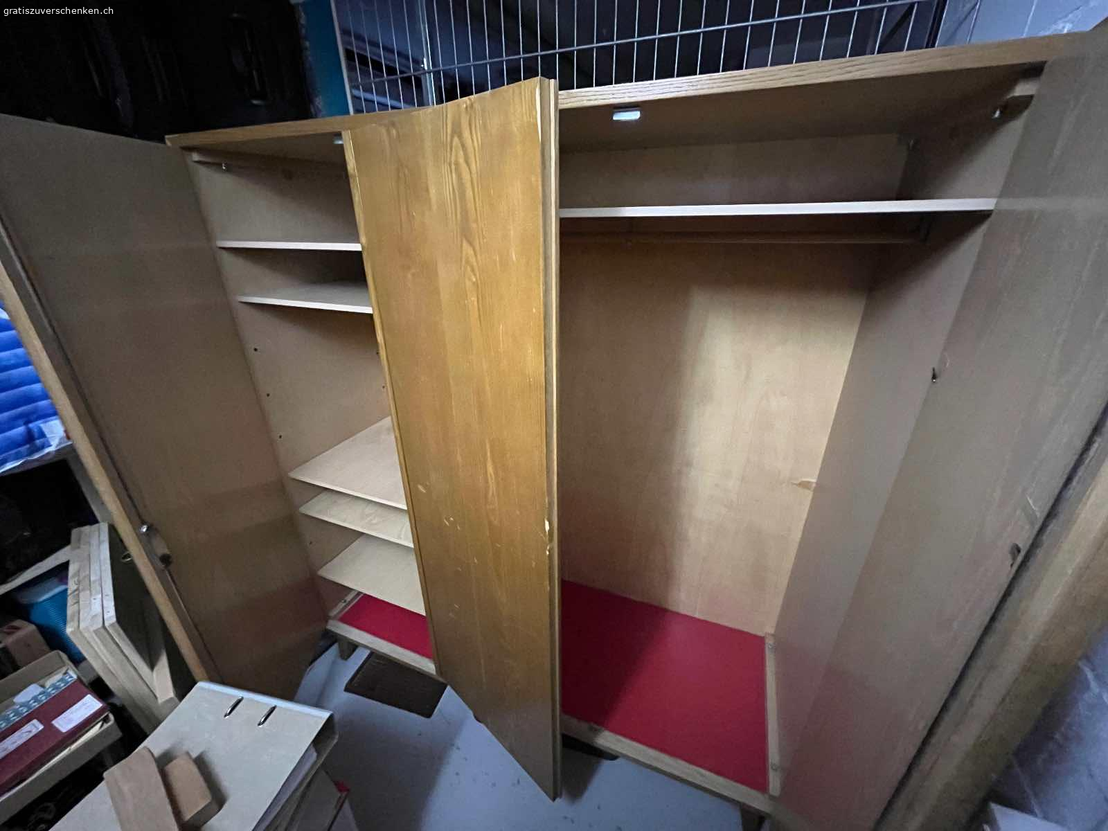 Kleiderkasten Holz. Kleiderkasten aus Holz, ganz aber gebraucht, vollständig demontierbar, mit 5 kleinen und 1 grossen Tablare plus Kleiderstange. H x L x B = 170 x 155 x 55 (cm). Ist zerlegt und muss abgeholt werden in Stäfa.