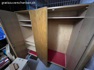 Kleiderkasten Holz. Kleiderkasten aus Holz, ganz aber gebraucht, vollständig demontierbar, mit 5 kleinen und 1 grossen Tablare plus Kleiderstange. H x L x B = 170 x 155 x 55 (cm). Ist zerlegt und muss abgeholt werden in Stäfa.