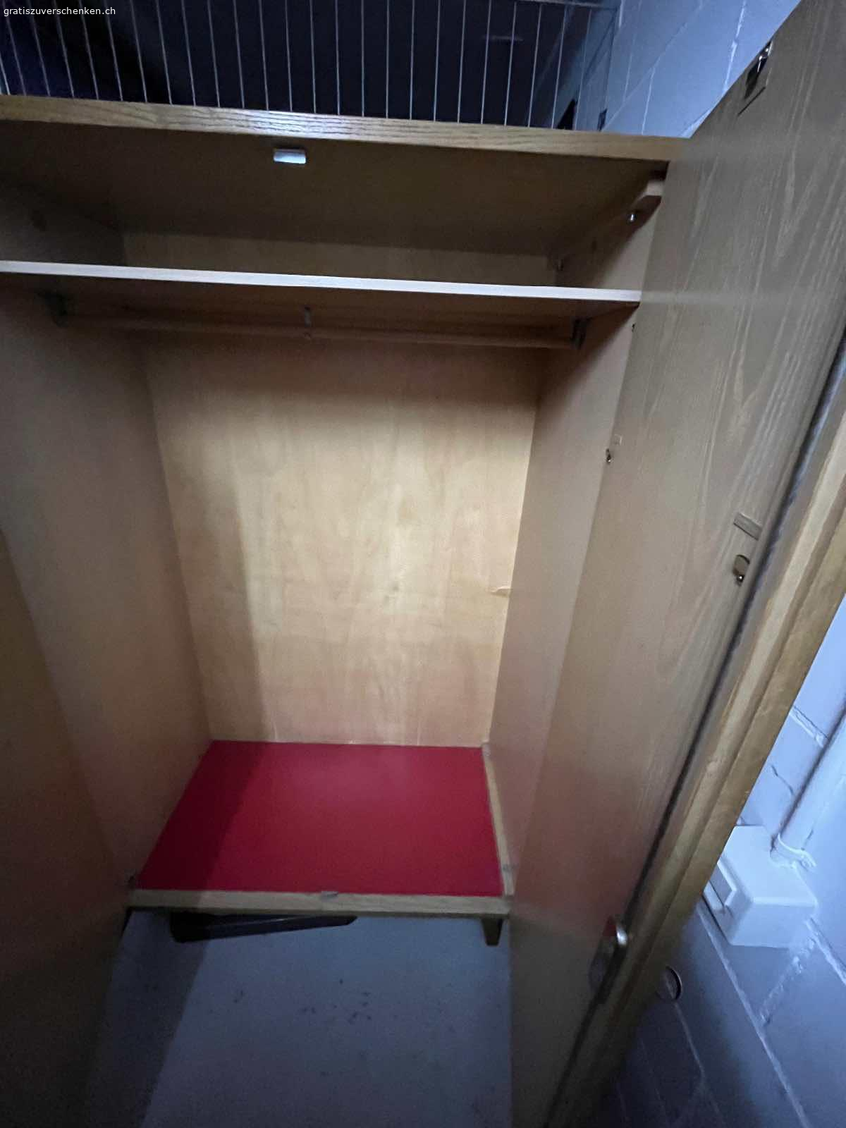 Kleiderkasten Holz. Kleiderkasten aus Holz, ganz aber gebraucht, vollständig demontierbar, mit 5 kleinen und 1 grossen Tablare plus Kleiderstange. H x L x B = 170 x 155 x 55 (cm). Ist zerlegt und muss abgeholt werden in Stäfa.