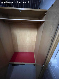 Kleiderkasten Holz. Kleiderkasten aus Holz, ganz aber gebraucht, vollständig demontierbar, mit 5 kleinen und 1 grossen Tablare plus Kleiderstange. H x L x B = 170 x 155 x 55 (cm). Ist zerlegt und muss abgeholt werden in Stäfa.