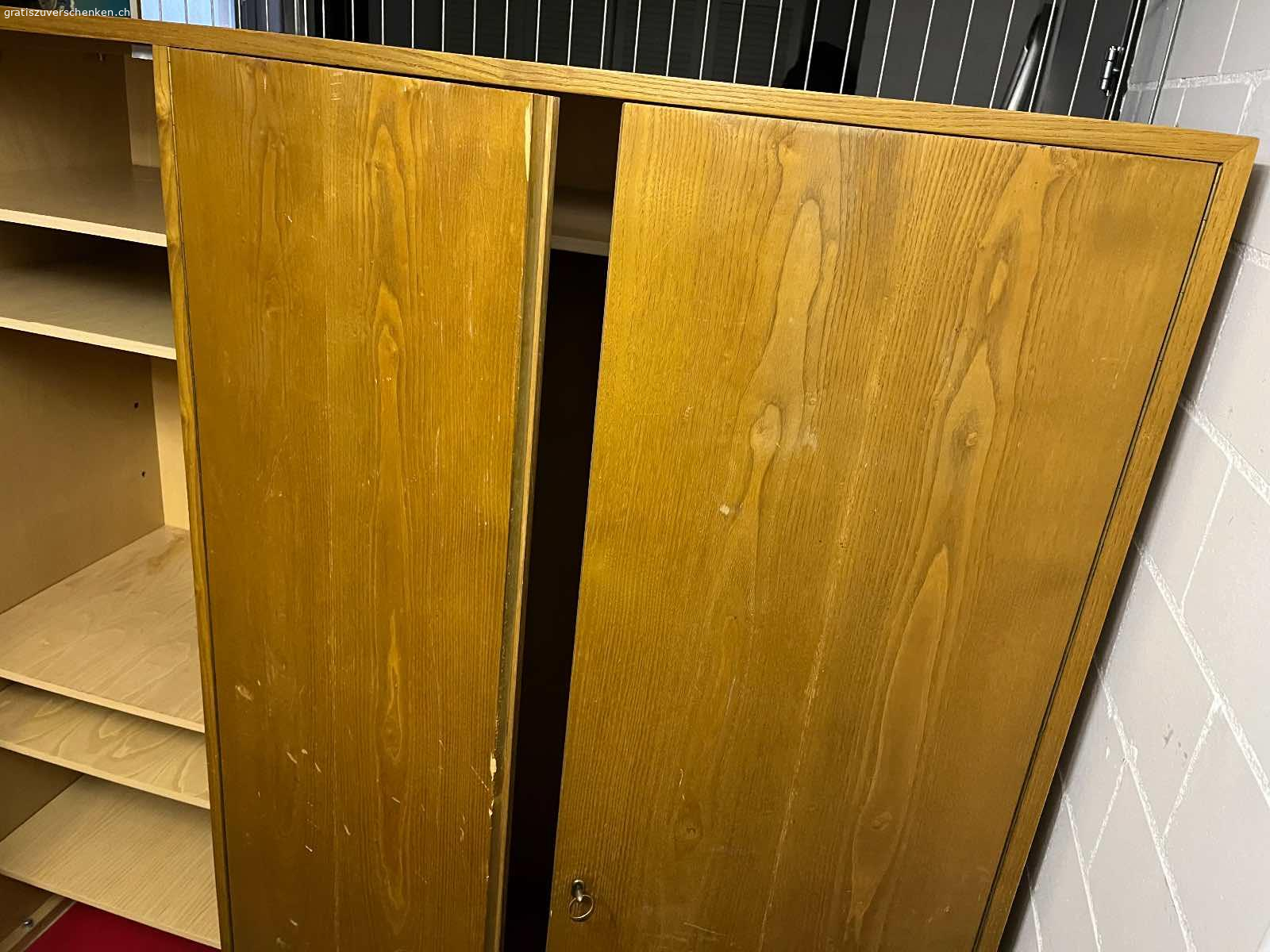 Kleiderkasten Holz. Kleiderkasten aus Holz, ganz aber gebraucht, vollständig demontierbar, mit 5 kleinen und 1 grossen Tablare plus Kleiderstange. H x L x B = 170 x 155 x 55 (cm). Ist zerlegt und muss abgeholt werden in Stäfa.