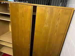 Kleiderkasten Holz. Kleiderkasten aus Holz, ganz aber gebraucht, vollständig demontierbar, mit 5 kleinen und 1 grossen Tablare plus Kleiderstange. H x L x B = 170 x 155 x 55 (cm). Ist zerlegt und muss abgeholt werden in Stäfa.