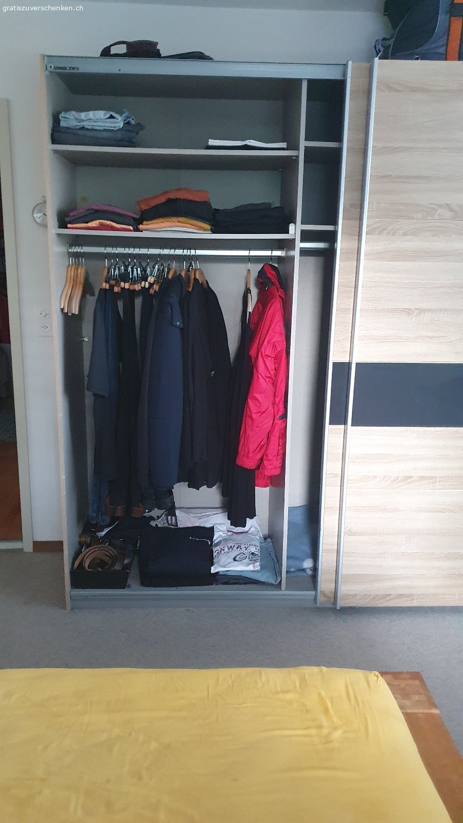 Kleiderschaft. Wegen Wohnungsauflösung Gratis abzugeben, ca 8 Jahre alter Kleiderschaft mit Schiebetüren, daher sehr platzsparend. Alle teile sind durch nummeriert, deshalb auch wieder einfache Montage. Masse: L 230 x H 210 x T 60 Cm
keine Beschädigungen, Schwebetüren laufen einwandfrei.
Es werden Keine E-Mails beantwortet, nur Anrufe!