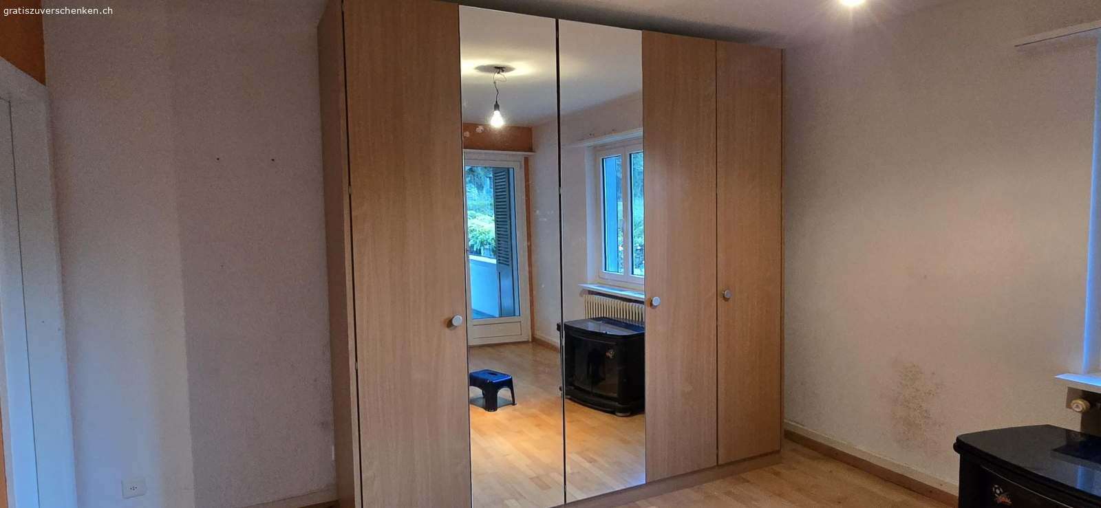 Kleiderschrank 5-Türig. Kleiderschrank 5-Türig. War vor ca. 20 Jahren eine Massanfertigung eines Möbelschreiners (damals ca. CHF 5'000.--). Sehr guter Zustand. Höhe 246 cm / Breite 250 cm / Tiefe 64 cm.
Infolge Umzug kann ich den Schrank leider nicht mehr gebrauchen, da die Zimmer der neuen Wohnung zu niedrig sind.

Schrank muss vor Ort demontiert und abgeholt werden.