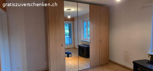 Kleiderschrank 5-Türig. Kleiderschrank 5-Türig. War vor ca. 20 Jahren eine Massanfertigung eines Möbelschreiners (damals ca. CHF 5'000.--). Sehr guter Zustand. Höhe 246 cm / Breite 250 cm / Tiefe 64 cm.
Infolge Umzug kann ich den Schrank leider nicht mehr gebrauchen, da die Zimmer der neuen Wohnung zu niedrig sind.

Schrank muss vor Ort demontiert und abgeholt werden.