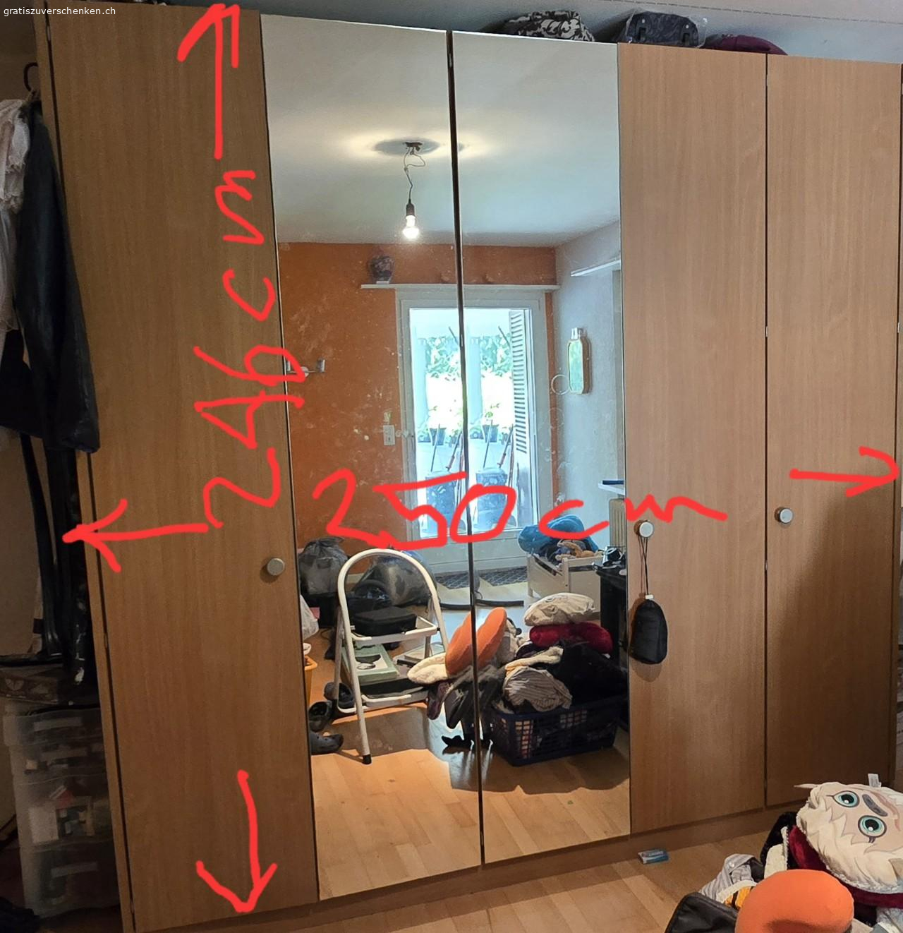 Kleiderschrank 5-Türig. Kleiderschrank 5-Türig. War vor ca. 20 Jahren eine Massanfertigung eines Möbelschreiners (damals ca. CHF 5'000.--). Sehr guter Zustand. Höhe 246 cm / Breite 250 cm / Tiefe 64 cm.
Infolge Umzug kann ich den Schrank leider nicht mehr gebrauchen, da die Zimmer der neuen Wohnung zu niedrig sind.

Schrank muss vor Ort demontiert und abgeholt werden.