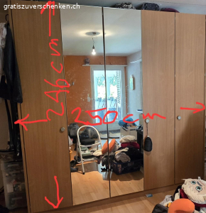 Kleiderschrank 5-Türig. Kleiderschrank 5-Türig. War vor ca. 20 Jahren eine Massanfertigung eines Möbelschreiners (damals ca. CHF 5'000.--). Sehr guter Zustand. Höhe 246 cm / Breite 250 cm / Tiefe 64 cm.
Infolge Umzug kann ich den Schrank leider nicht mehr gebrauchen, da die Zimmer der neuen Wohnung zu niedrig sind.

Schrank muss vor Ort demontiert und abgeholt werden.
