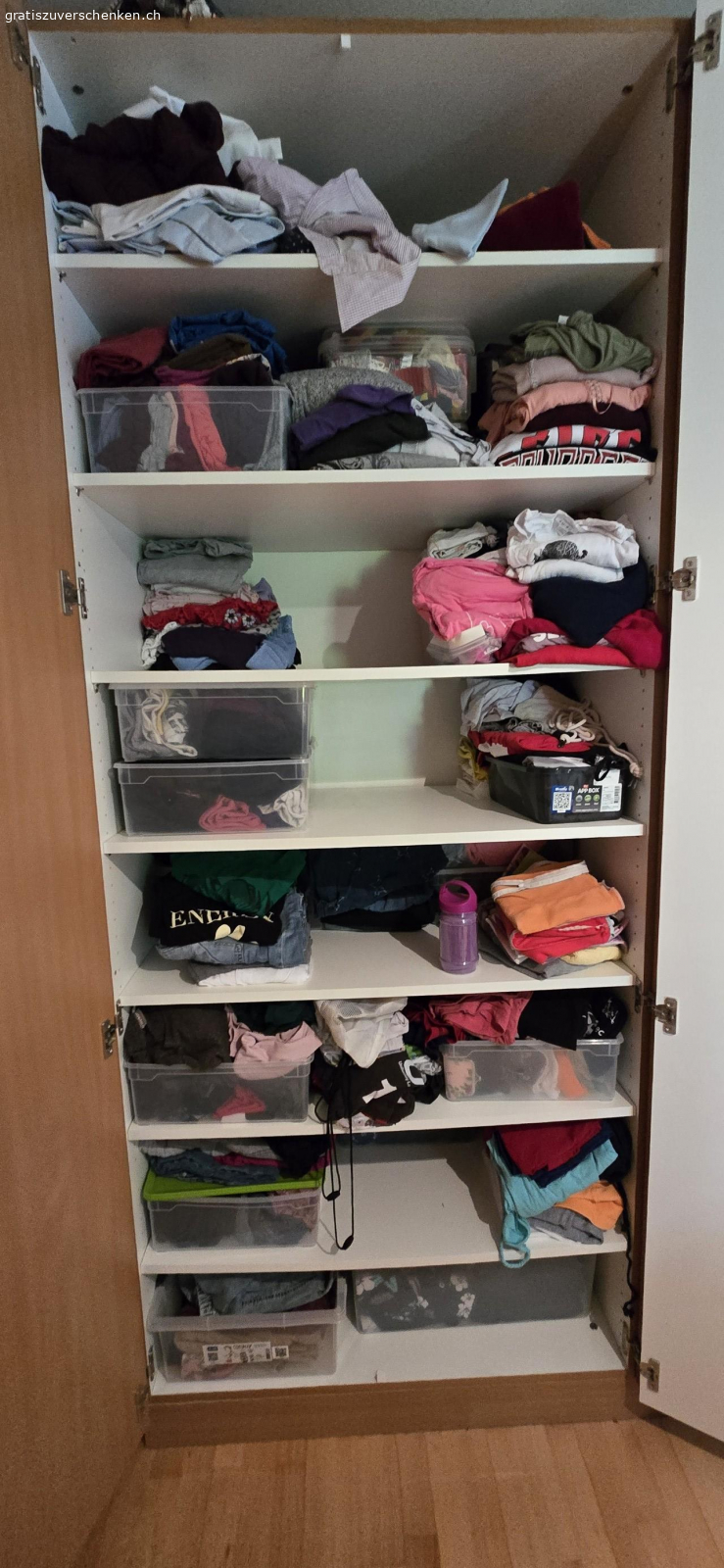 Kleiderschrank 5-Türig. Kleiderschrank 5-Türig. War vor ca. 20 Jahren eine Massanfertigung eines Möbelschreiners (damals ca. CHF 5'000.--). Sehr guter Zustand. Höhe 246 cm / Breite 250 cm / Tiefe 64 cm.
Infolge Umzug kann ich den Schrank leider nicht mehr gebrauchen, da die Zimmer der neuen Wohnung zu niedrig sind.

Schrank muss vor Ort demontiert und abgeholt werden.