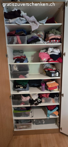 Kleiderschrank 5-Türig. Kleiderschrank 5-Türig. War vor ca. 20 Jahren eine Massanfertigung eines Möbelschreiners (damals ca. CHF 5'000.--). Sehr guter Zustand. Höhe 246 cm / Breite 250 cm / Tiefe 64 cm.
Infolge Umzug kann ich den Schrank leider nicht mehr gebrauchen, da die Zimmer der neuen Wohnung zu niedrig sind.

Schrank muss vor Ort demontiert und abgeholt werden.