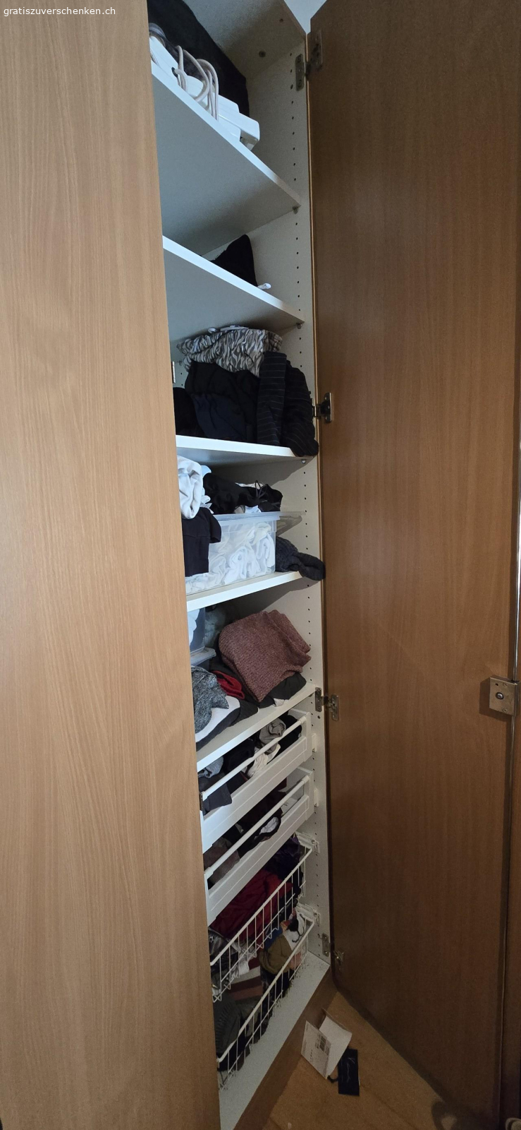 Kleiderschrank 5-Türig. Kleiderschrank 5-Türig. War vor ca. 20 Jahren eine Massanfertigung eines Möbelschreiners (damals ca. CHF 5'000.--). Sehr guter Zustand. Höhe 246 cm / Breite 250 cm / Tiefe 64 cm.
Infolge Umzug kann ich den Schrank leider nicht mehr gebrauchen, da die Zimmer der neuen Wohnung zu niedrig sind.

Schrank muss vor Ort demontiert und abgeholt werden.