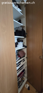Kleiderschrank 5-Türig. Kleiderschrank 5-Türig. War vor ca. 20 Jahren eine Massanfertigung eines Möbelschreiners (damals ca. CHF 5'000.--). Sehr guter Zustand. Höhe 246 cm / Breite 250 cm / Tiefe 64 cm.
Infolge Umzug kann ich den Schrank leider nicht mehr gebrauchen, da die Zimmer der neuen Wohnung zu niedrig sind.

Schrank muss vor Ort demontiert und abgeholt werden.