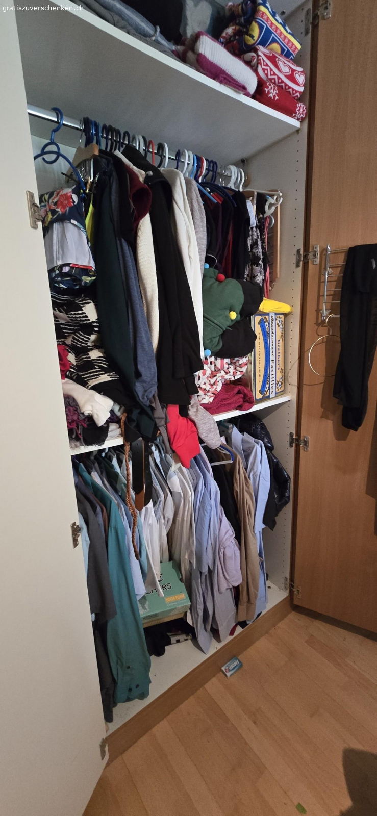 Kleiderschrank 5-Türig. Kleiderschrank 5-Türig. War vor ca. 20 Jahren eine Massanfertigung eines Möbelschreiners (damals ca. CHF 5'000.--). Sehr guter Zustand. Höhe 246 cm / Breite 250 cm / Tiefe 64 cm.
Infolge Umzug kann ich den Schrank leider nicht mehr gebrauchen, da die Zimmer der neuen Wohnung zu niedrig sind.

Schrank muss vor Ort demontiert und abgeholt werden.