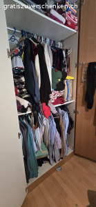 Kleiderschrank 5-Türig. Kleiderschrank 5-Türig. War vor ca. 20 Jahren eine Massanfertigung eines Möbelschreiners (damals ca. CHF 5'000.--). Sehr guter Zustand. Höhe 246 cm / Breite 250 cm / Tiefe 64 cm.
Infolge Umzug kann ich den Schrank leider nicht mehr gebrauchen, da die Zimmer der neuen Wohnung zu niedrig sind.

Schrank muss vor Ort demontiert und abgeholt werden.