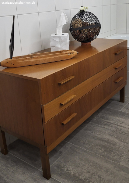 Kleiderschrank & Kommode in Eichenholz-Optik – GRATIS