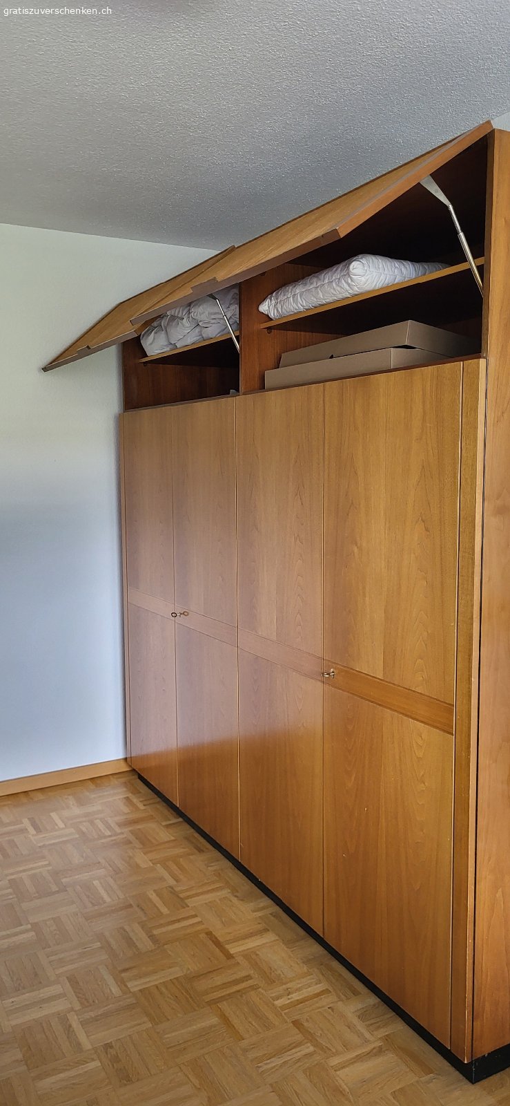 Kleiderschrank & Kommode in Eichenholz-Optik – GRATIS. Gut erhaltener, praktischer Kleiderschrank inkl. passender Kommode in Eichenholz-Optik gratis abzugeben.

Kleiderschrank:
B 220 cm × H 210 cm × T 60 cm
Viel Stauraum mit Kleiderstange und Fächern

Kommode:
B 110 cm × H 60 cm × T 60 cm
Ideal als Ergänzung für zusätzlichen Stauraum

Bei Interesse gerne melden