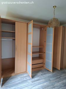 Kleiderschrank zu verschenken