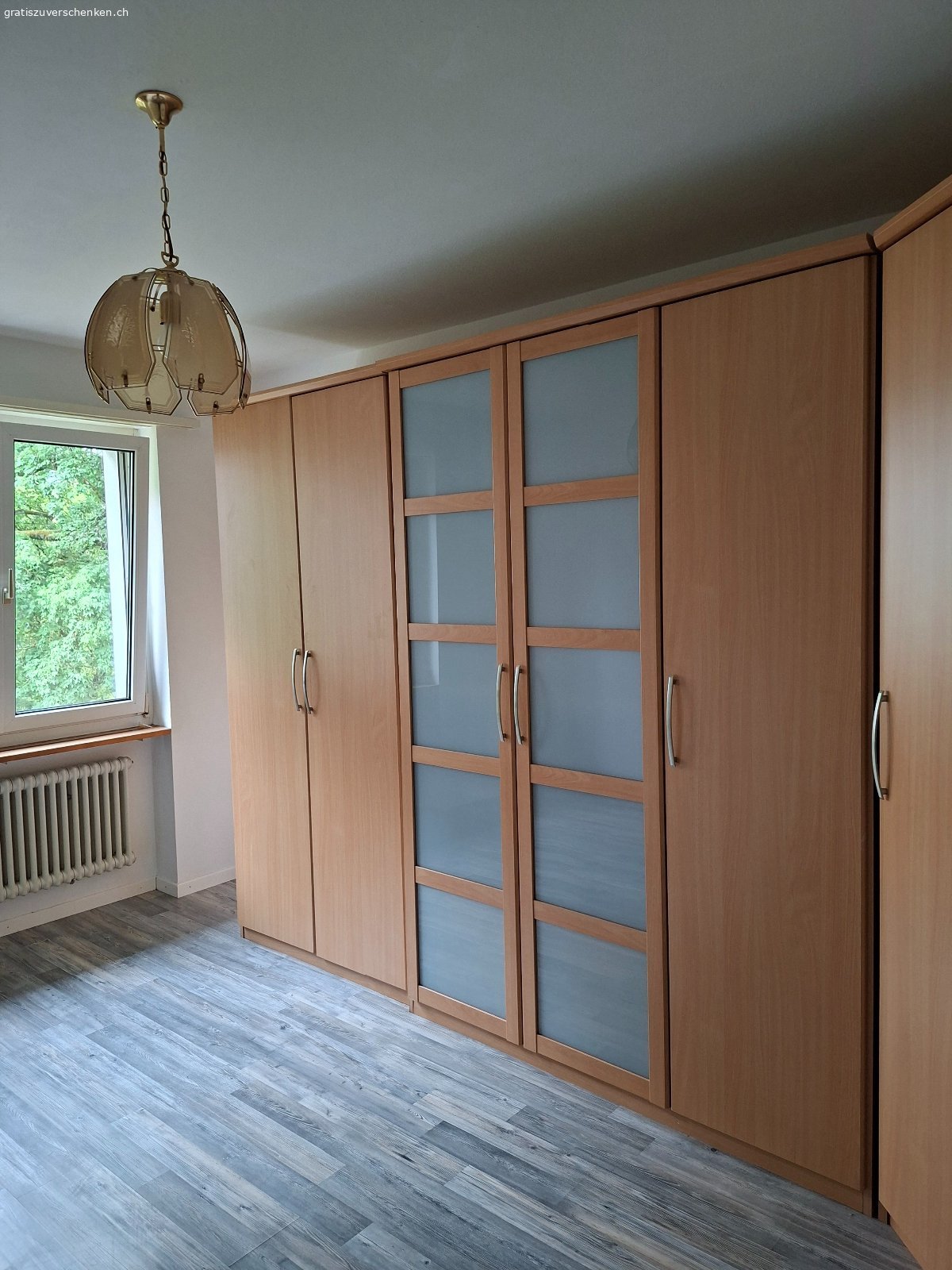 Kleiderschrank zu verschenken. Kleiderschrank an selbst abholer zu verschenken