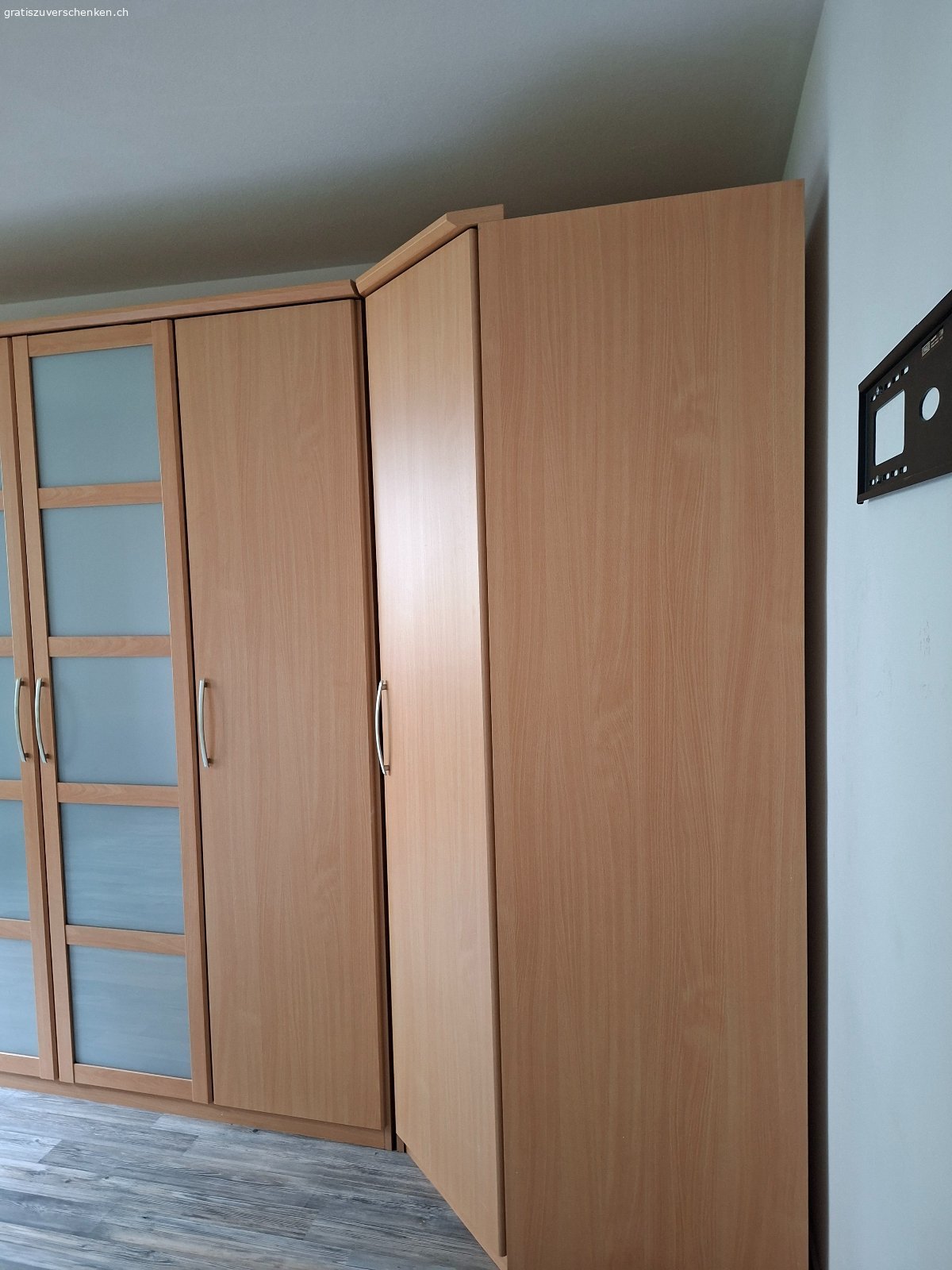 Kleiderschrank zu verschenken. Kleiderschrank an selbst abholer zu verschenken