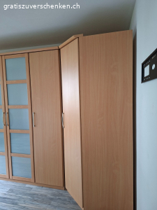 Kleiderschrank zu verschenken