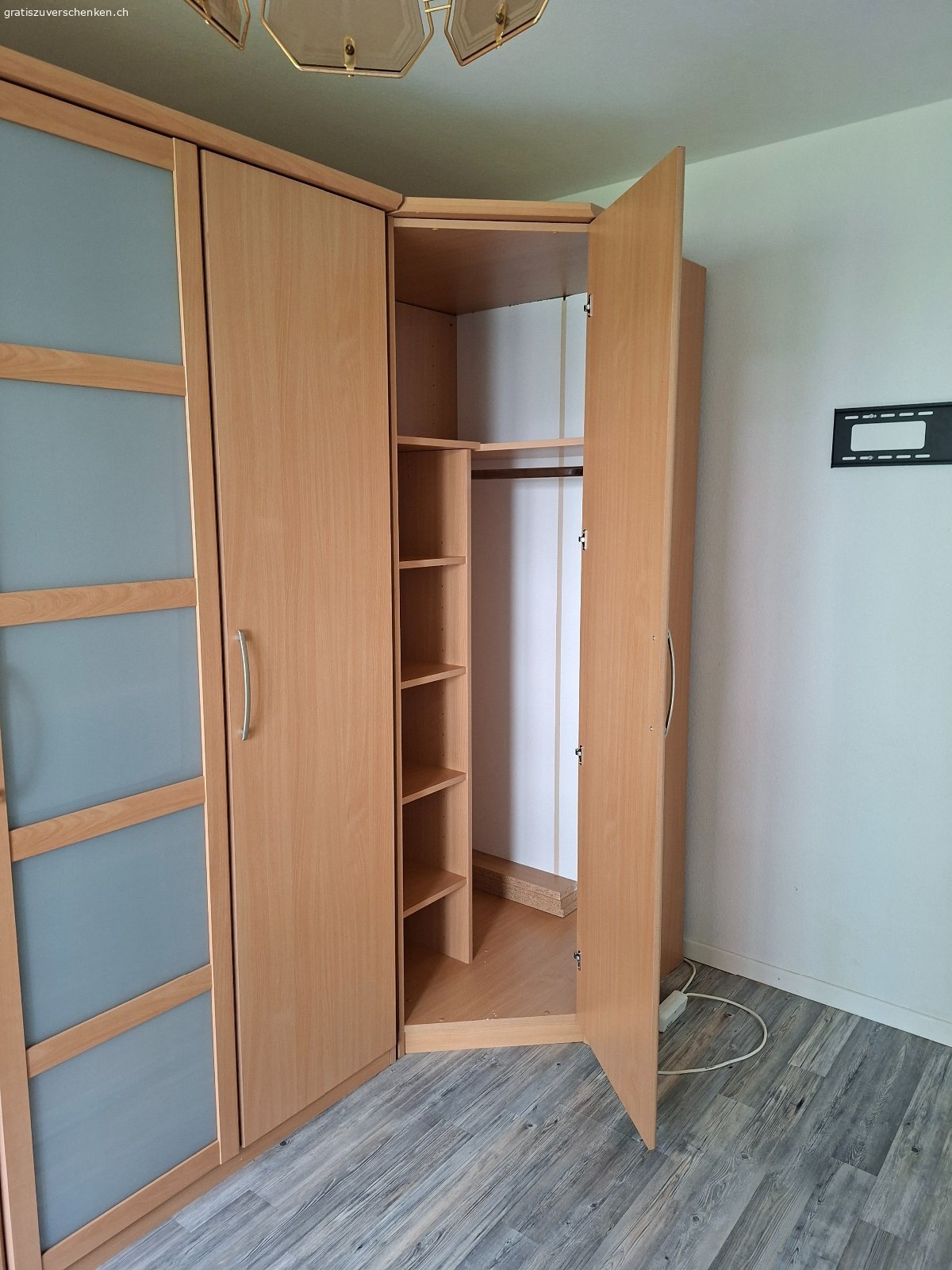 Kleiderschrank zu verschenken. Kleiderschrank an selbst abholer zu verschenken