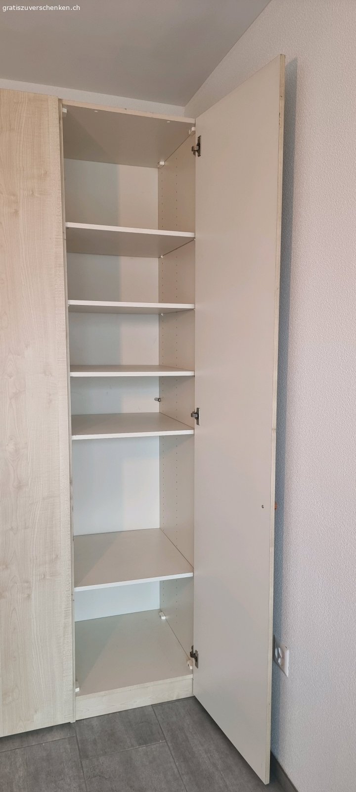 Kleiderschrank. Sauberer Kleiderschrank, gebraucht, Breite 102 / Höhe 221 / Tiefe 57 cm.
2 Türig, 1 Seite mit Hängestange, Höhe frei verstellbar, Optik Eiche hell, innen weiss. Muss abgeholt werden. Einfache Demontage.